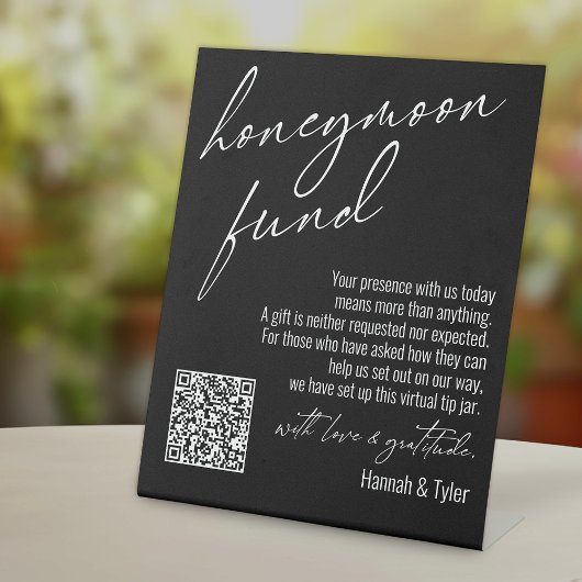 Zeitgemäßer Flitterwochen-Fonds QR-Code Schwarz Sockelschild
