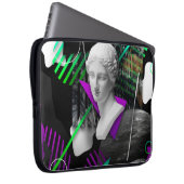 Zeitgenössische Kunstcollage mit Gipskopfstatur Laptopschutzhülle (Vorne Rechts)