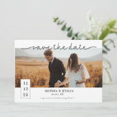 Zeitgenössische Script Schwarz-Weiß-Foto-Hochzeit Save The Date (Stehend Vorderseite)