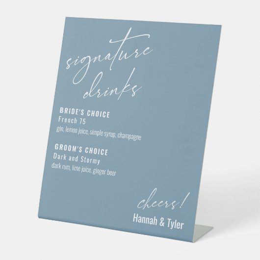 Zeitgenössische Signature Drinks Dusty Blue Sockelschild (Vorderseite)