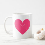 Zeitgenössische Tasse des Hot-Pink-Herzens<br><div class="desc">Moderne,  anpassbare Tasse mit Hot-Rosa-Herz-Illustration mit einfacher Typografie-Monogramm. Personalisieren Sie diese Tasse,  indem Sie eigene Buchstaben hinzufügen. Das wird perfekt sein als Geschenk.</div>