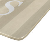 Zeitgenössische Taupe Mit Monogramm gestreift Schneidebrett (Ecke)