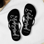 Zeitgenössische Typografie "Bridesmaid" Badesandalen<br><div class="desc">Personalisierte Brautparty-Flip-Flops mit einer stilvollen und trendigen Schrift-Typografie. Passen Sie mit dem Monogramm der Braut und des Bräutigams, dem Hochzeitsdatum und dem Namen der Brautjungfrau für ein freundliches Design an! Suchen Sie nach einer benutzerdefinierten Farbe? Kein Problem! Senden Sie einfach Ihre Anfrage an heartlockedstudio unter gmail dot com und wir...</div>
