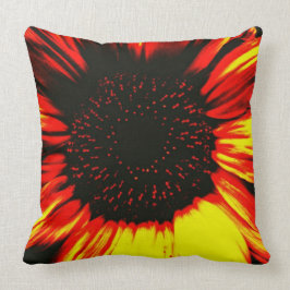 zeitgenössischer Sonnenblumenkernkopf und Blätter Kissen