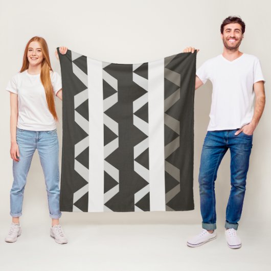 Zeitgenössisches graues Triangle-Muster Fleecedecke (Beispiel)