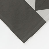 Zeitgenössisches graues Triangle-Muster Fleecedecke (Ecke)