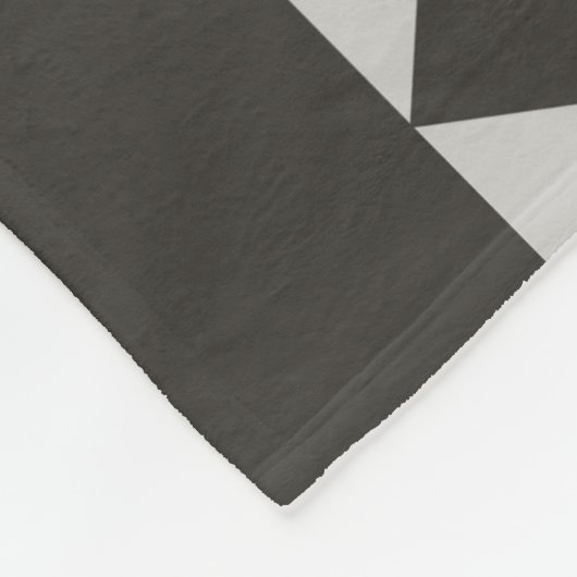 Zeitgenössisches graues Triangle-Muster Fleecedecke (Ecke)