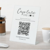 Zeitgenössisches Skript Erfassen der Liebe mit QR- Sockelschild (In SItu)