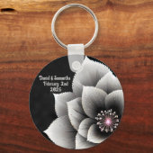 Zeitlose Eleganz: Schwarz & Silber Blossom Hochzei Schlüsselanhänger (Vorderseite)