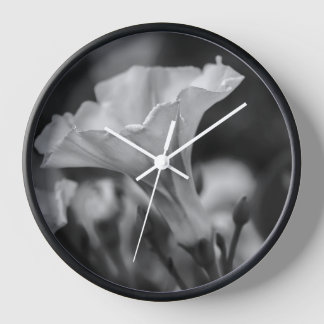 Zeitlose Eleganz: Schwarz-Weiß-Blumen Uhr