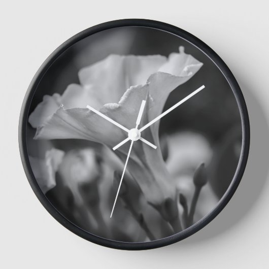 Zeitlose Eleganz: Schwarz-Weiß-Blumen Uhr (Vorderseite)