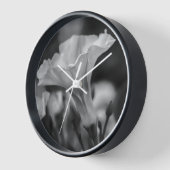 Zeitlose Eleganz: Schwarz-Weiß-Blumen Uhr (Winkel)
