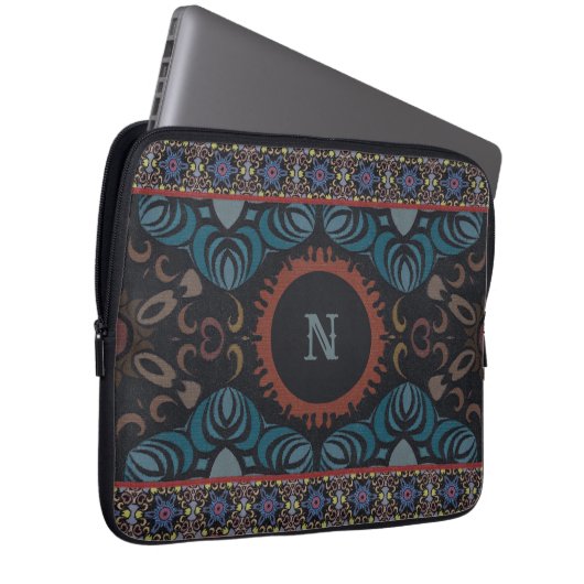 Zeitlose Eleganz Traditionelles Stoffmonogramm Laptopschutzhülle (Vorne Rechts)