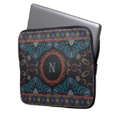 Zeitlose Eleganz Traditionelles Stoffmonogramm Laptopschutzhülle (Vorderseite Links)