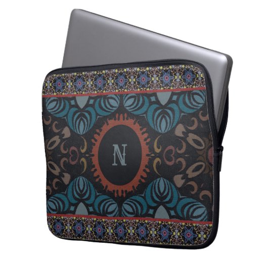 Zeitlose Eleganz Traditionelles Stoffmonogramm Laptopschutzhülle (Vorderseite Links)