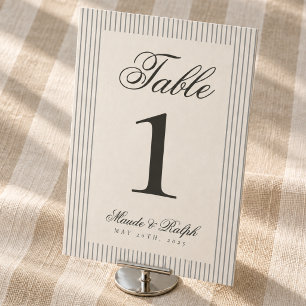 Zeitlose Hochzeit im Stil des alten Geldes mit gra Tischnummer