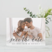 Zeitlose Kalligrafie | Horizontales Foto Save The Date (Stehend Vorderseite)
