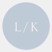 Zeitlose Monogram Dusty Blue Elegant Wedding Runder Aufkleber (Vorderseite)