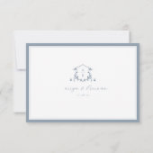 Zeitlose Reben Dusty Blue Monogram Wedding Wappen RSVP Karte (Rückseite)