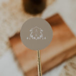 Zeitlose Reben Monogram Wappen Dusty Beige Runder Aufkleber<br><div class="desc">Elegantes botanisches Wappen,  Hochzeitsmonogramm,  Beige Aufkleber.</div>