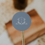 Zeitlose Reben Monogram Wappen Dusty Blue Runder Aufkleber<br><div class="desc">Elegantes botanisches Wappen,  Hochzeitsmonogramm,  staubblauer Aufkleber.</div>