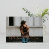 Zeitlose Rose Gold Script Foto Abschluss Folieneinladung (Stehend vorne)