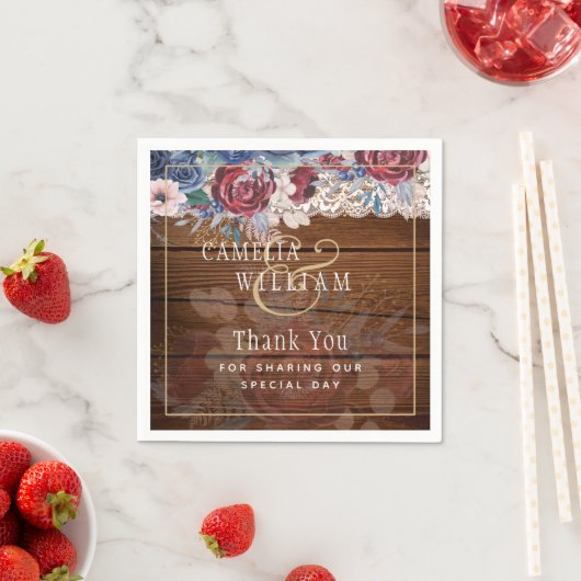 Zeitlose rustikale Blue Burgundy Blumenzange Hochz Serviette (Beispiel)