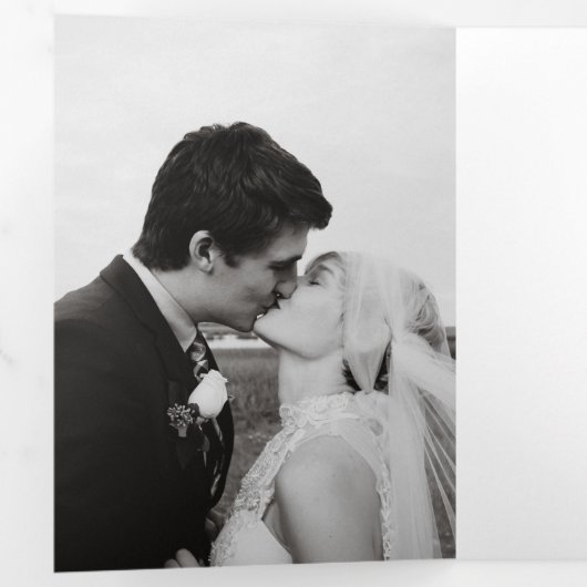 Zeitlose Schwarz-Weiß-Monogramm Moderne Hochzeit Dreifach Gefaltete Einladung (Innen Erste Seite)