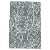 Zeitlose Spitzen sehen Hochzeit Blau Grau und Weiß Mittlere Geschenktüte (Rückseite)