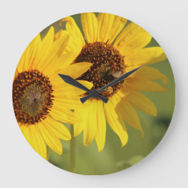 Zeitlose wilde Sonnenblumen und Bienen  Große Wanduhr
