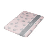 Zeitloser botanischer Bloom Soft Pink Monogramm-Ba Badematte (Schrägansicht)