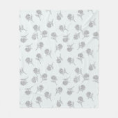 Zeitloser botanischer Blütenflor in weichem Grau Fleecedecke (Vorderseite)
