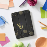 Zeitloser Luxus | Minimale Monogramm iPad Pro Cover<br><div class="desc">Erweitern Sie Ihr technologisches Zubehör mit einer Touch von Raffinesse. Der zeitlose Luxus | Die minimale Monogram iPad Pro Cover zeichnet sich durch einen schwarzen Hintergrund mit eleganten goldenen geometrischen Akzenten aus und schafft so ein modernes und dennoch klassisches Aussehen. Personalisieren Sie es mit Ihren Initialen für eine wirklich maßgeschneiderte...</div>