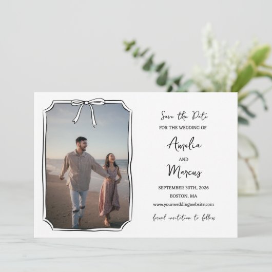 Zeitloser Schwarz-Weiß-Minimalistischer Handgezeic Save The Date (Stehend Vorderseite)