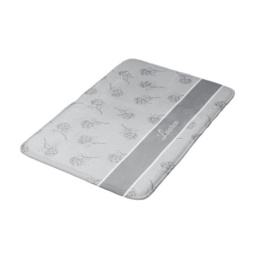 Zeitloses Botanisches Blühen Sanftes Grau Monogram Badematte (Schrägansicht)