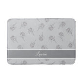 Zeitloses Botanisches Blühen Sanftes Grau Monogram Badematte (Vorderseite)