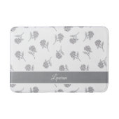 Zeitloses Botanisches Blühen Sanftes Grau Monogram Badematte (Vorderseite)