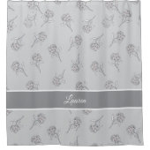 Zeitloses Botanisches Blühen Sanftes Grau Monogram Duschvorhang (Vorderseite)