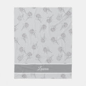 Zeitloses Botanisches Blühen Sanftes Grau Monogram Fleecedecke (Vorderseite)
