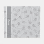 Zeitloses Botanisches Blühen Sanftes Grau Monogram Fleecedecke (Vorderseite (Horizontal))