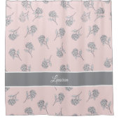 Zeitloses Botanisches Blühen Sanftes Rosa Monogram Duschvorhang (Vorderseite)