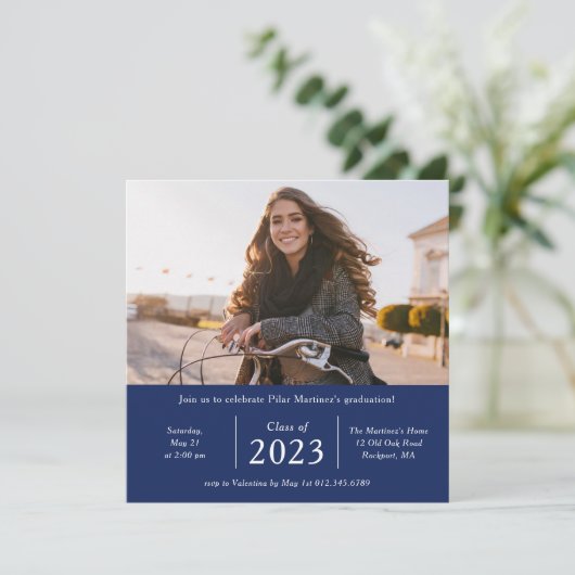 Zeitloses Foto der Klasse 2023 Graduation Party Einladung (Stehend Vorderseite)