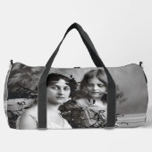 Zeitloses Portrait von Mutter und Tochter Duffle Bag (Vorderseite)