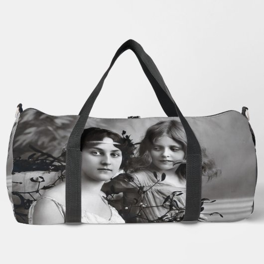 Zeitloses Portrait von Mutter und Tochter Duffle Bag (Vorderseite)