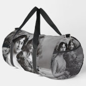 Zeitloses Portrait von Mutter und Tochter Duffle Bag (Rechte Ecke)