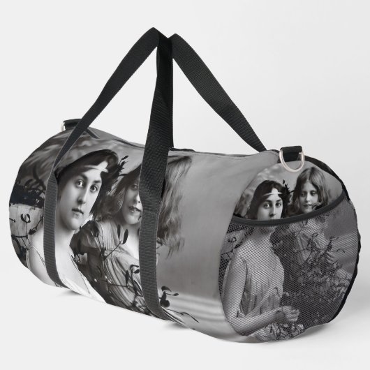 Zeitloses Portrait von Mutter und Tochter Duffle Bag (Rechte Ecke)