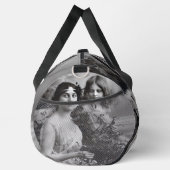Zeitloses Portrait von Mutter und Tochter Duffle Bag (Rechts)