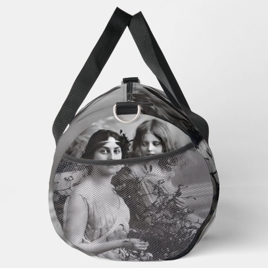 Zeitloses Portrait von Mutter und Tochter Duffle Bag (Rechts)