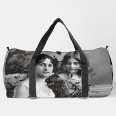Zeitloses Portrait von Mutter und Tochter Duffle Bag (Rückseite)