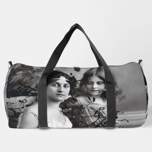 Zeitloses Portrait von Mutter und Tochter Duffle Bag (Rückseite)